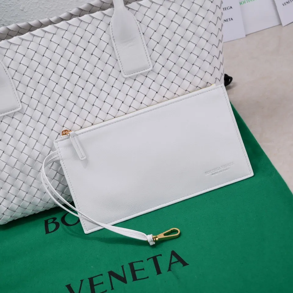 Batch 2060 Ready in stock BV’s iconic bag “CABAT” returns (medium size 32) One of the most popular bag series “CABAT” is now reappearing in a new style with special elements added. • Seamless double-sided woven unlined structure, soft texture, foldable, and can maintain its shape without deformation when empty. Size: 48*15*25cm, bottom 32, model: 5212#